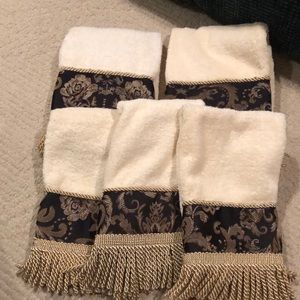 Decorative towel set